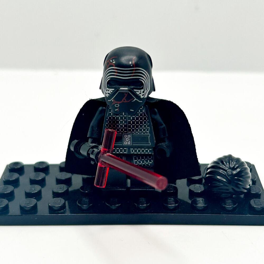 LEGO sw1061 Star Wars Supreme Leader Kylo Ren Cape & Lightsaber - New Condition